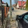 Konflikt na chodniku przy ul. Czarnego 13 w Olsztynie: Słup Energa a przepisy prawa